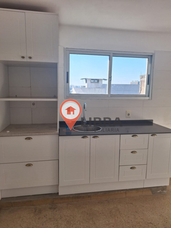 Apartamento ID.10117 - Alquiler Apartamento Tipo Casa Malvín 2 Dormitorios y Garaje Para 2 Autos