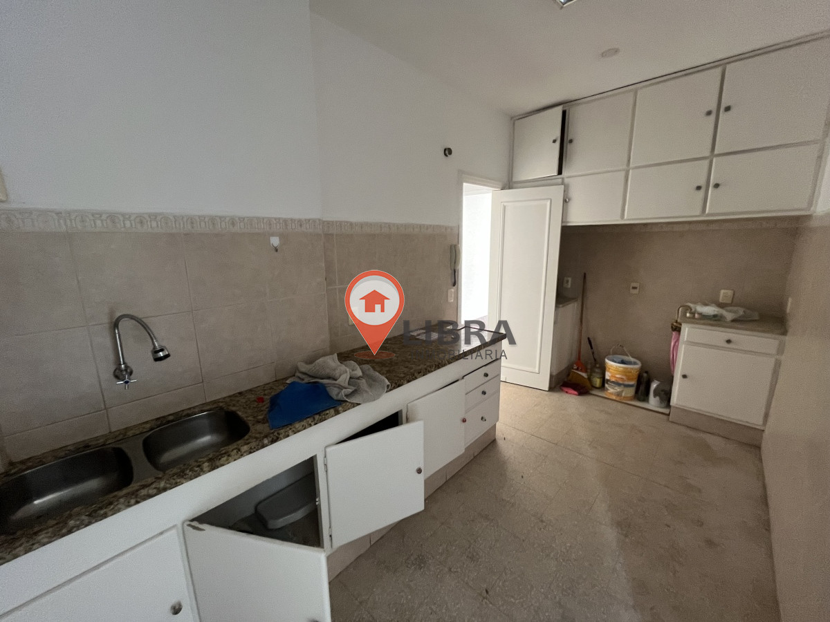 Apartamento ID.3050 - IMPERDIBLE! SE VENDE EN CIUDAD VIEJA 3 DORMITORIOS 2 BAÑOS!