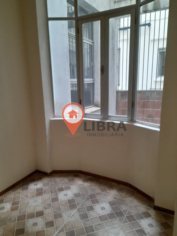 Apartamento ID.8533 - Lindo Apartamento De 5 Dorm 2 Baños Con Balcón 