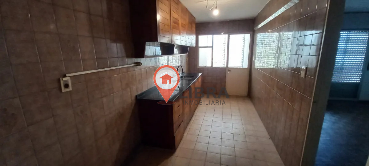 Apartamento ID.9931 - Alquiler Amplio Apartamento En Pleno Centro De Montevideo, 3 Dormitorios Y 2 Baños