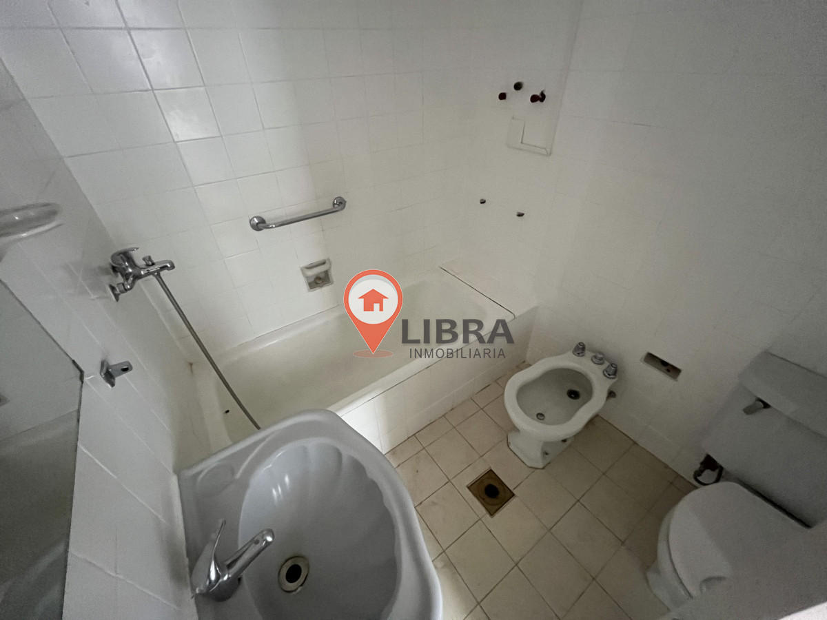 Apartamento ID.3050 - IMPERDIBLE! SE VENDE EN CIUDAD VIEJA 3 DORMITORIOS 2 BAÑOS!