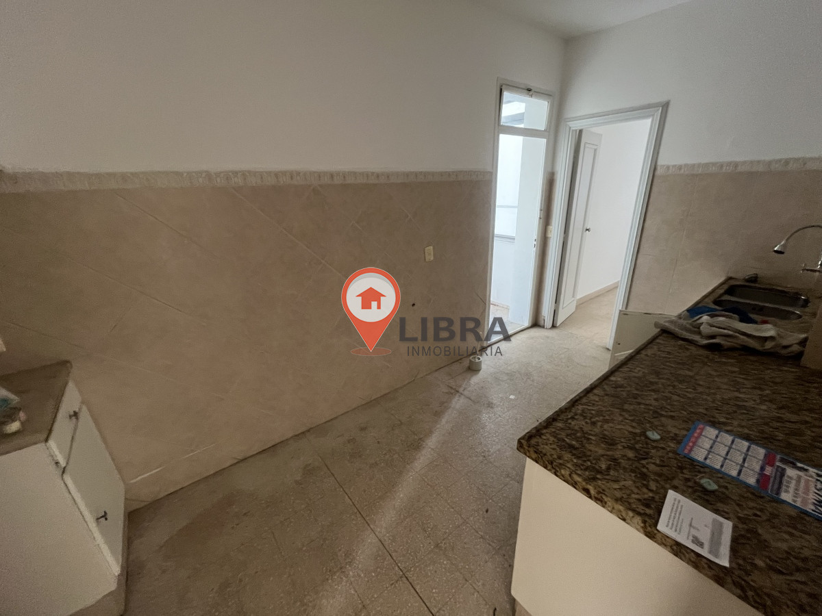 Apartamento ID.3050 - IMPERDIBLE! SE VENDE EN CIUDAD VIEJA 3 DORMITORIOS 2 BAÑOS!