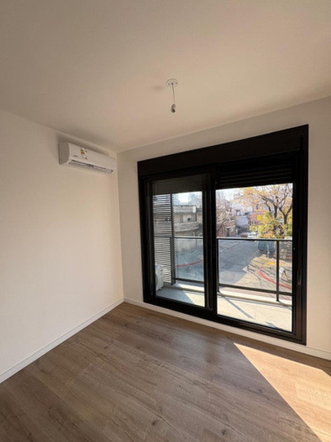 Apartamento ID.10307 - Alquiler Apartamento 1 Dormitorio Y Terraza En Tres Cruces