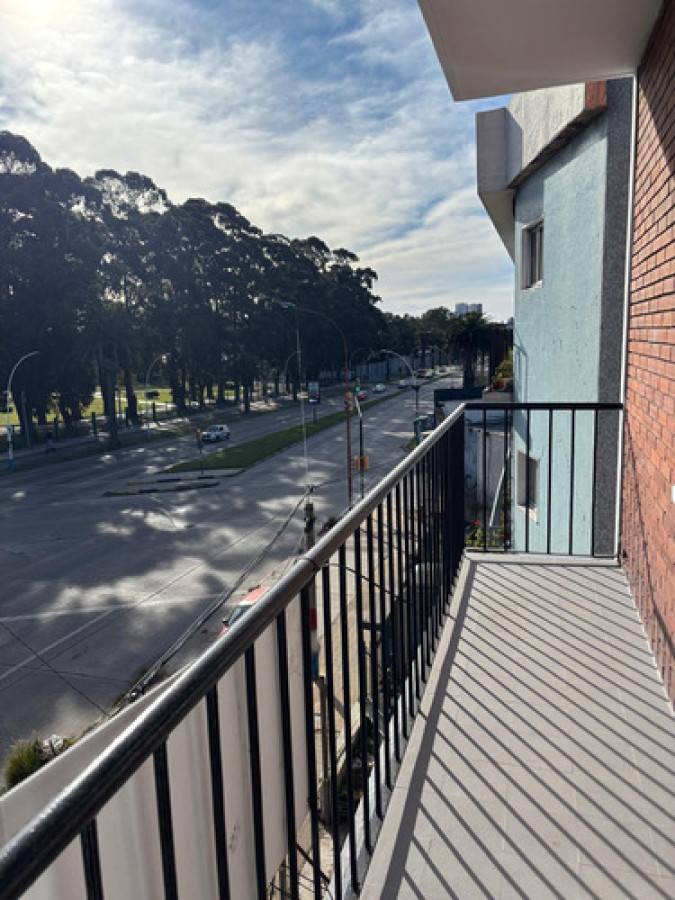 Apartamento ID.10625 - Apartamento al Frente: 2 Dormitorios, 2 Baños Y Balcón en La Blanqueada