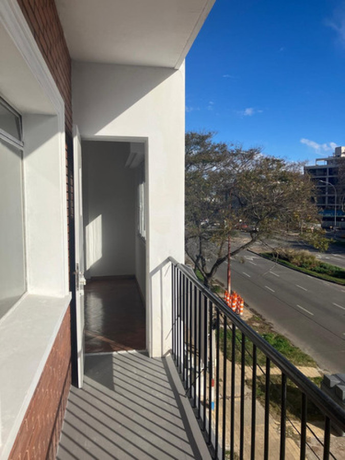 Apartamento ID.10625 - Apartamento al Frente: 2 Dormitorios, 2 Baños Y Balcón en La Blanqueada