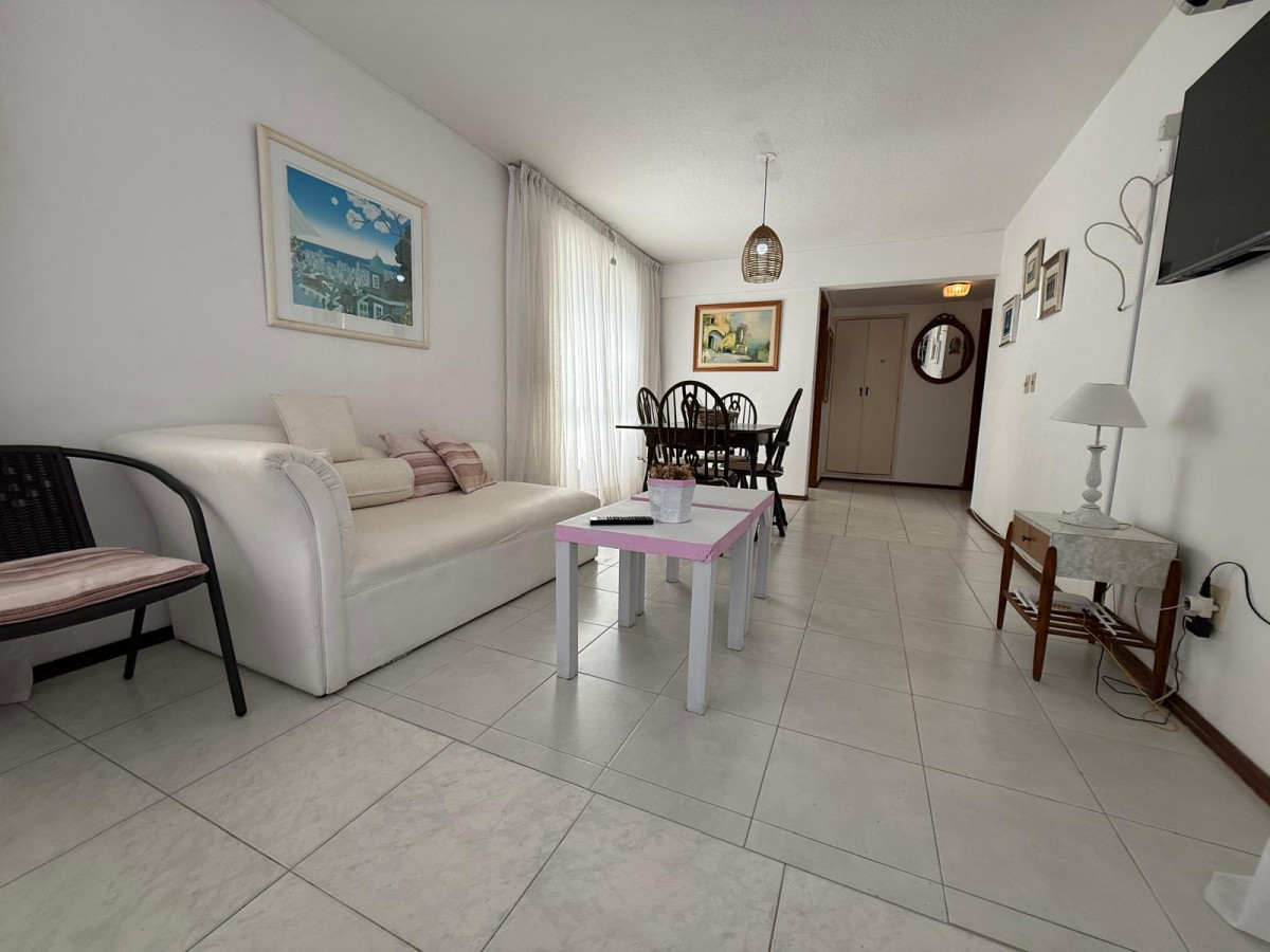 Apartamento ID.10850 - Hermoso Apartamento De 2 Dorm Con Balcon En Punta Del Este con Cochera