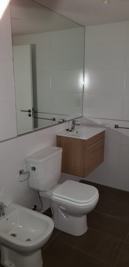Apartamento ID.11431 - Alquiler De Apartamento 1 Dormitorio Con Terraza Y Balcón, Cochera, Impecable, En La Blanqueada.