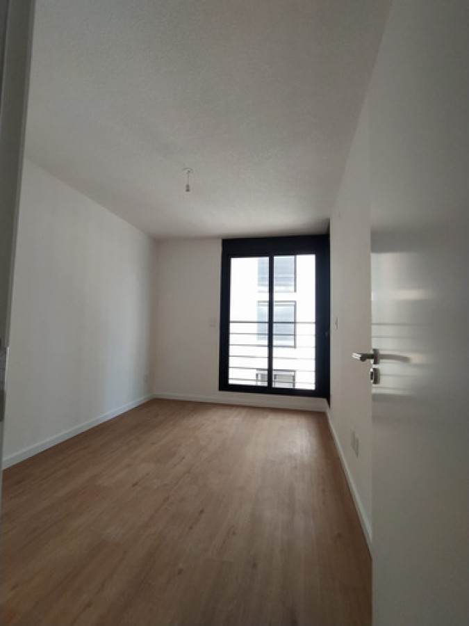 Apartamento ID.11431 - Alquiler De Apartamento 1 Dormitorio Con Terraza Y Balcón, Cochera, Impecable, En La Blanqueada.