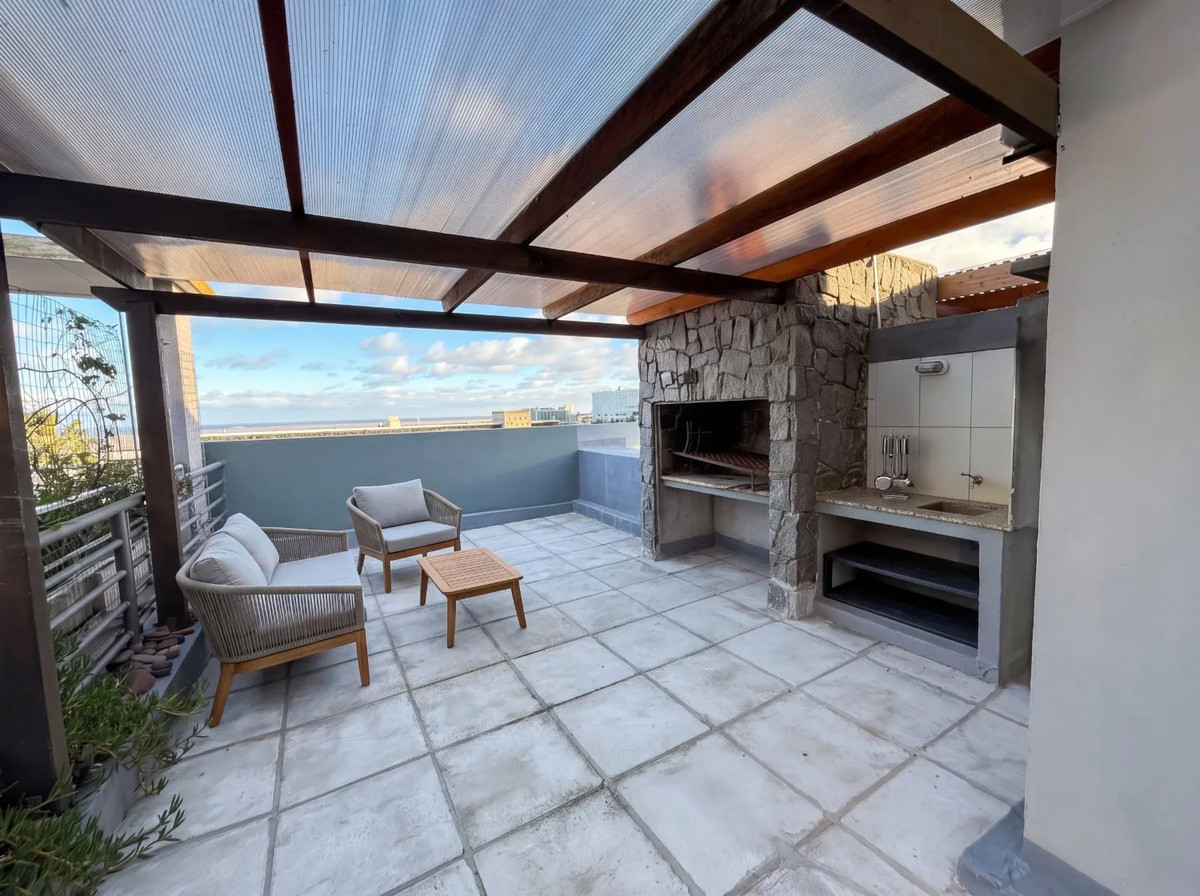 Apartamento ID.12669 - Alquiler Penthouse 2 Dormitorios Puerto Buceo Terraza Parrillero Piscina