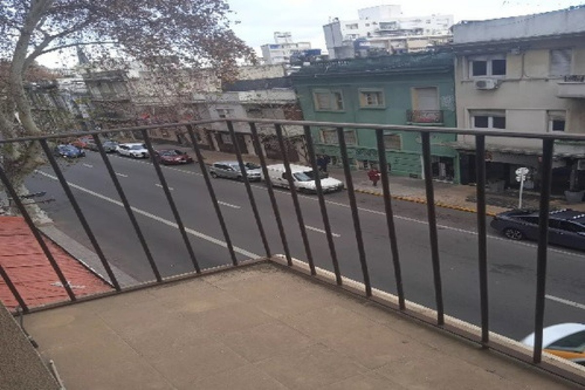 Apartamento ID.2351 - Apartamento De 2 Dormitorios Al Frente Centro Bajos Gastos Comunes