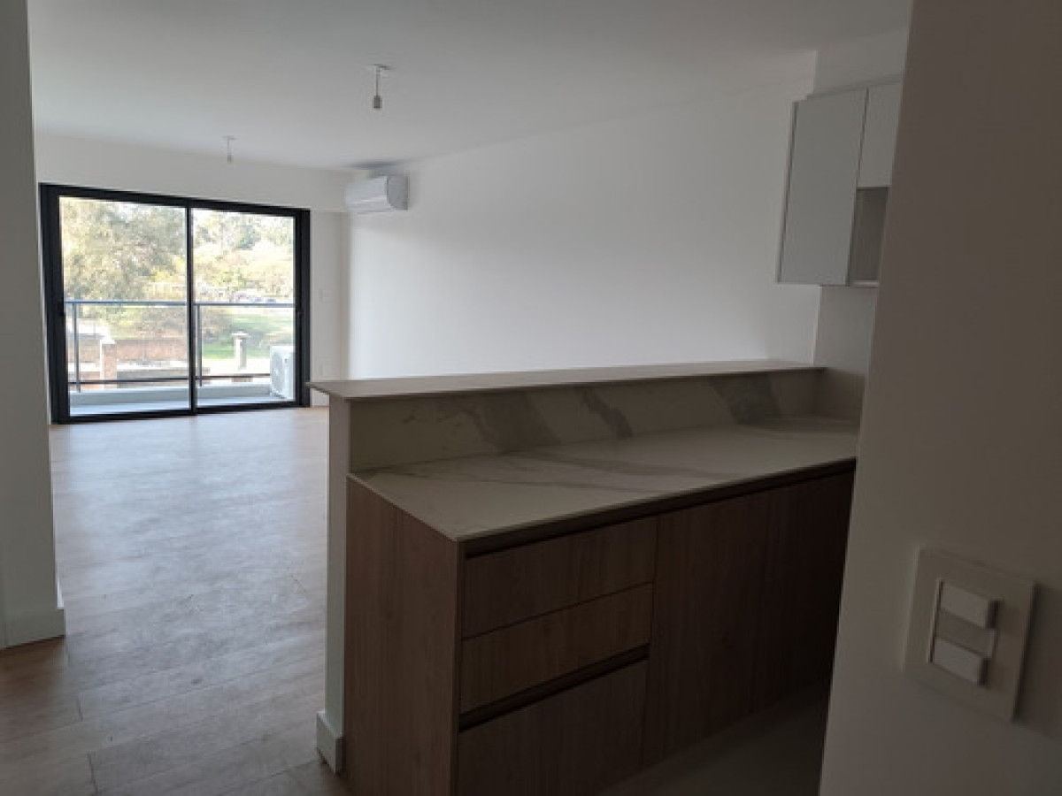Apartamento ID.10361 - Apartamento Semiamueblado De 1 Dormitorio Con Balcón y Garaje 