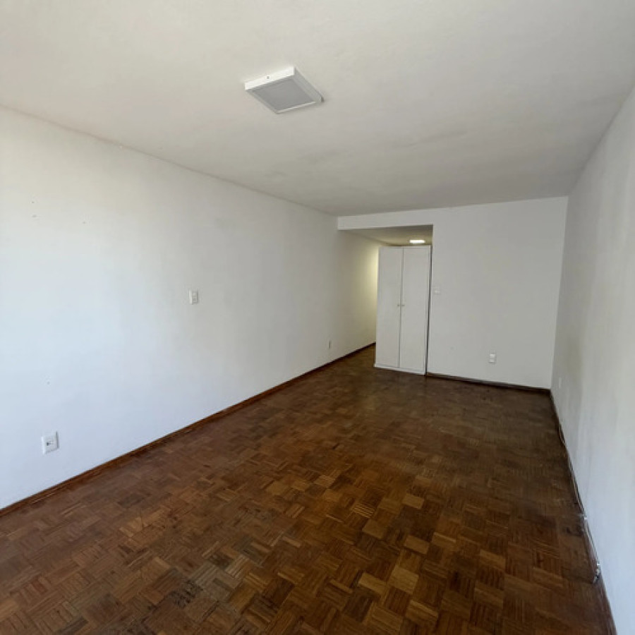 Apartamento ID.11938 - Alquiler Monoambiente Con Balcón Pocitos Frente A Rambla