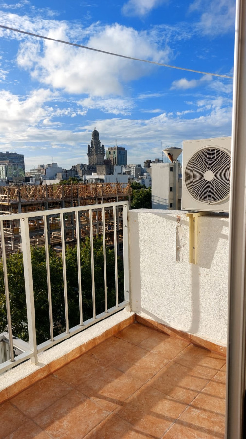 Apartamento ID.7910 - Se Alquila Apartamento 1 Dormitorio Amoblado Y Equipado Con Balcón En Centro