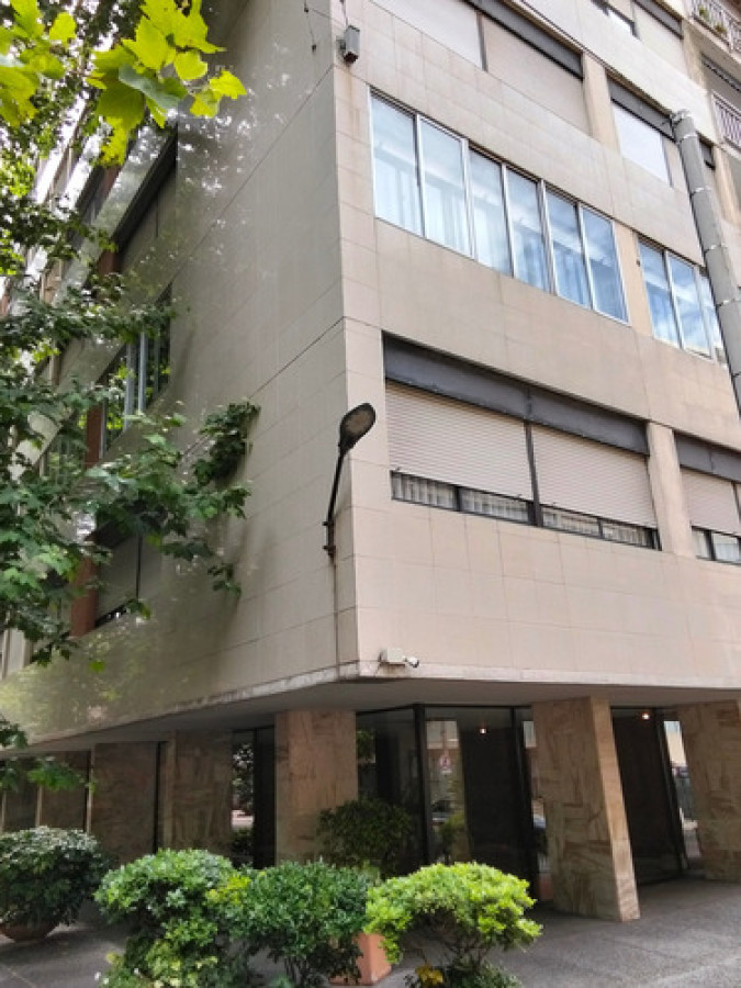 Apartamento ID.11343 - Venta o Alquiler De Apartamento 3 Dormitorios, Balcón , Cochera, Impecable , En Pocitos.