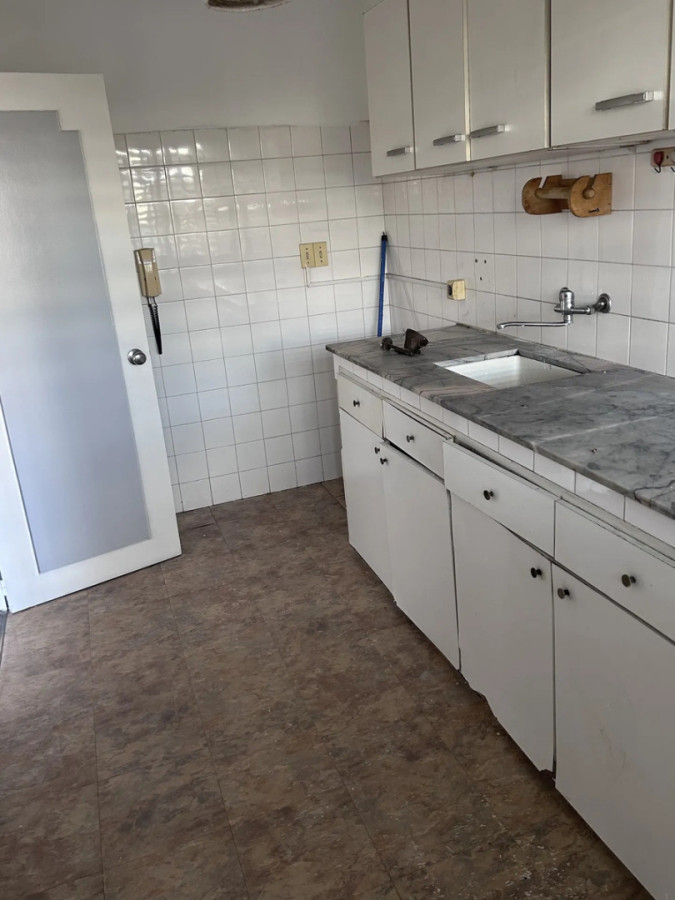 Apartamento ID.13153 - Alquiler Apartamento De 2 Dormitorios Al Frente Amplio y Luminoso En Centro