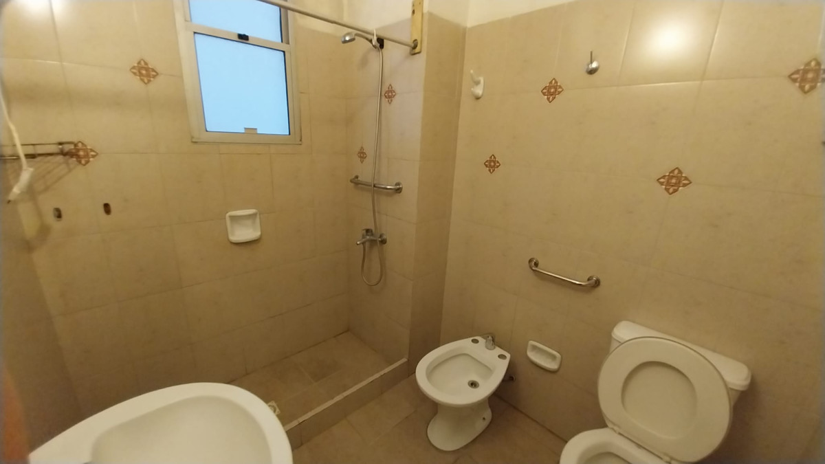Apartamento ID.1253 - En Alquiler Apartamento En Ciudad Vieja 2 Dormitorios Sobre Plaza Zabala