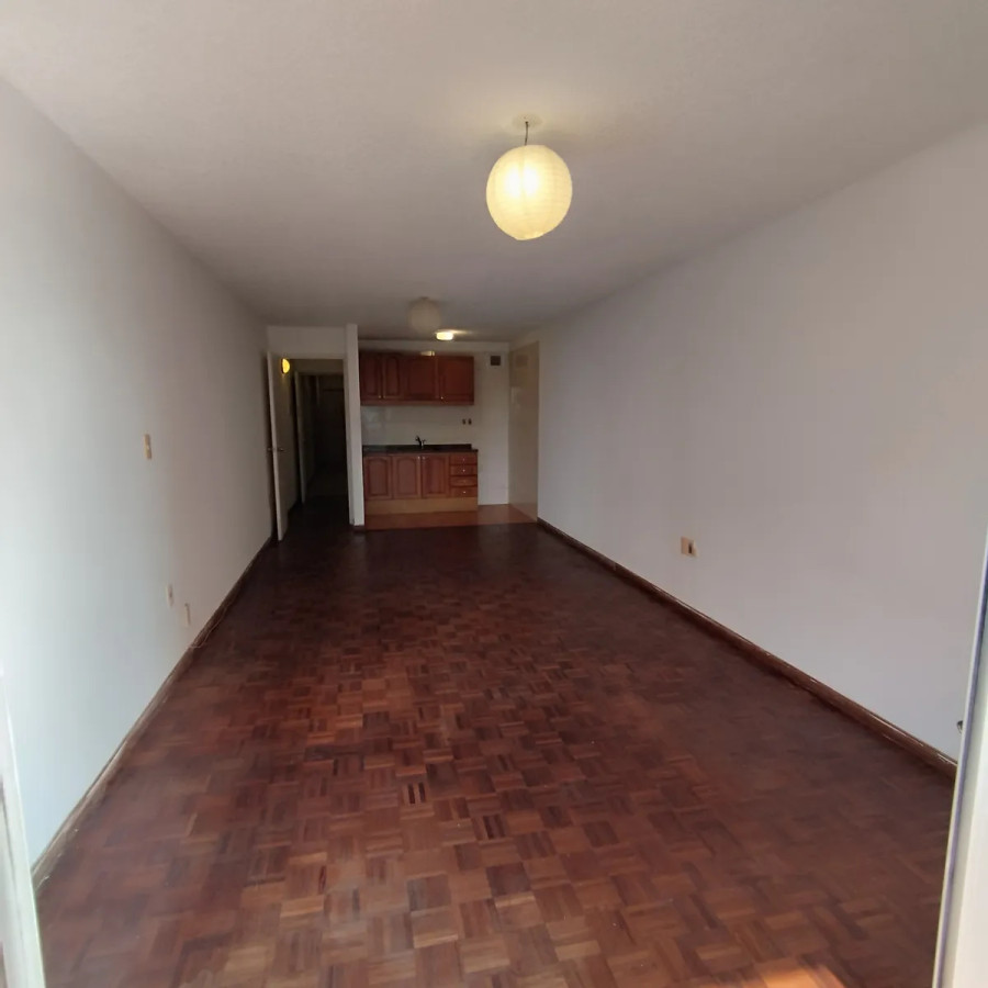 Apartamento ID.10875 - Alquiler Amplio Monoambiente Al Frente Con Balcón En Buceo.