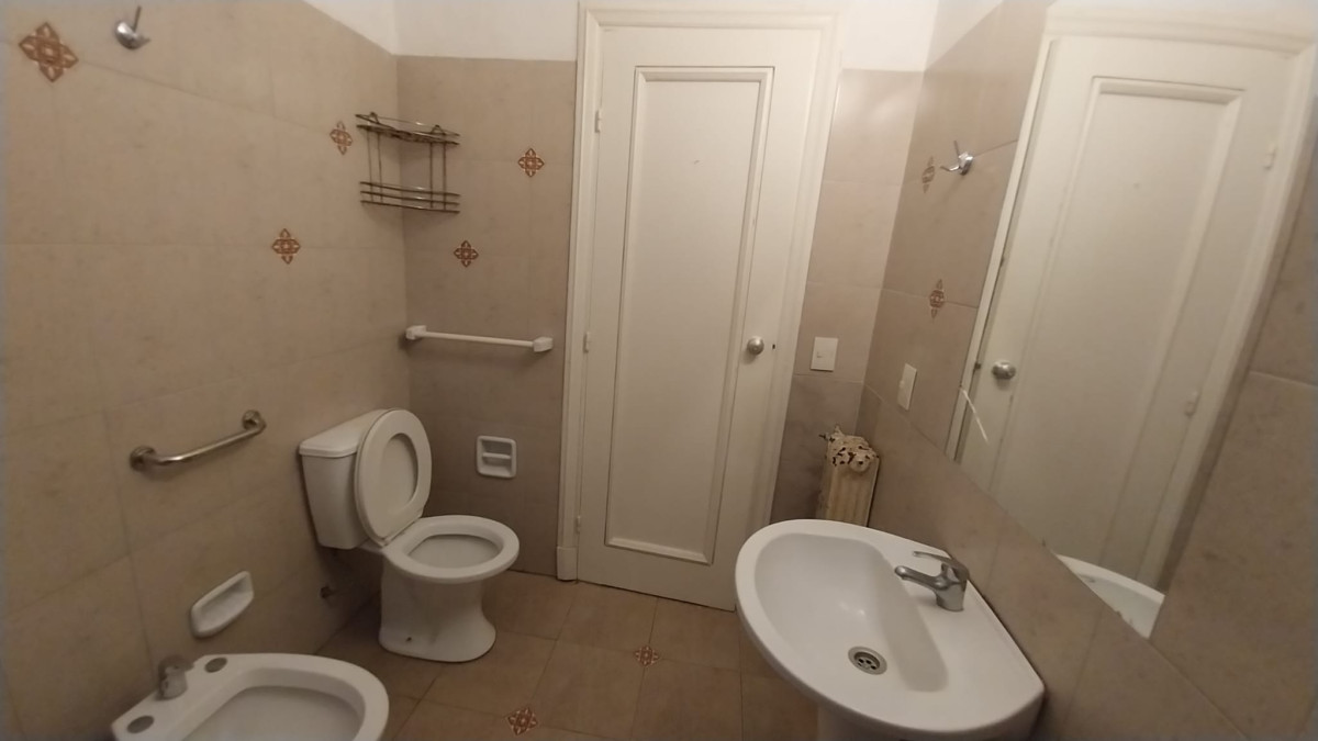 Apartamento ID.1253 - En Alquiler Apartamento En Ciudad Vieja 2 Dormitorios Sobre Plaza Zabala