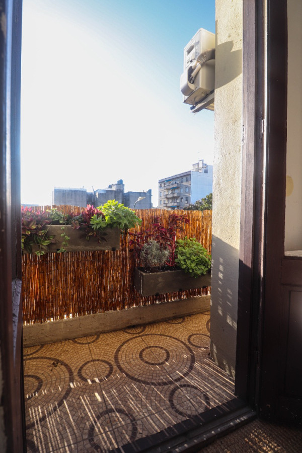 Apartamento ID.7235 - Se Vende Apartamento Tipo Casa Totalmente Independiente Y Sin Gastos Comunes Balcón Estufa A Leña, Azotea Exclusiva Con Parillero Y Lavader