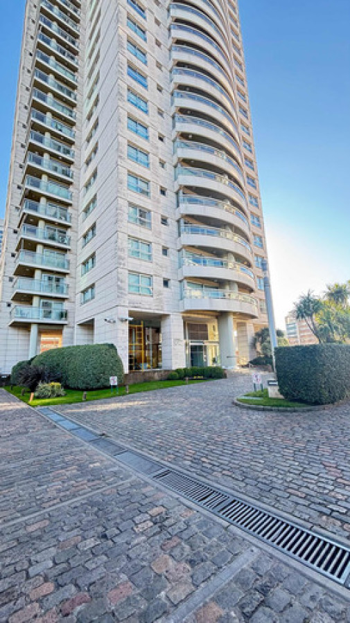 Apartamento ID.10068 - Hermoso Apto De 3 Dorm Con Balcon Amoblado En Torres Náuticas