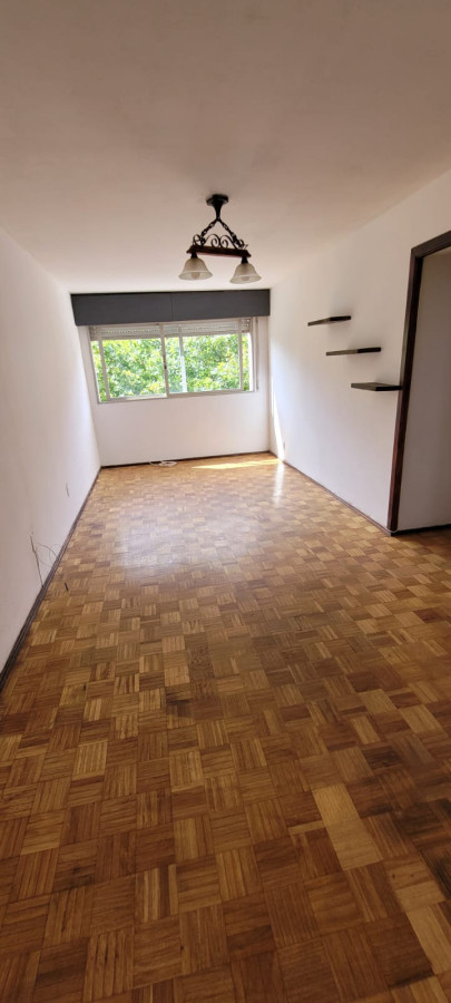 Apartamento ID.10596 - VENTA APARTAMENTO CON RENTA EN CENTRO 2 DORMITORIOS TERRAZA LAVADERO