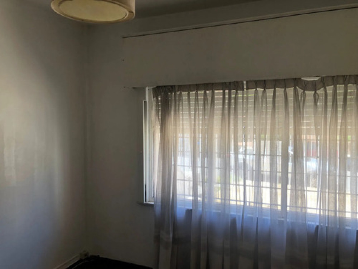 Apartamento ID.12975 - Alquiler Apartamento 1 Dormitorio En Planta Baja Con Patio Semiamoblado Tres Cruces