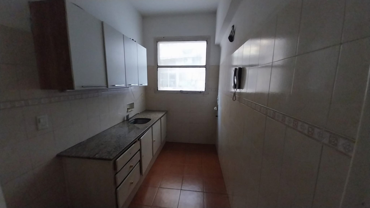 Apartamento ID.1253 - En Alquiler Apartamento En Ciudad Vieja 2 Dormitorios Sobre Plaza Zabala