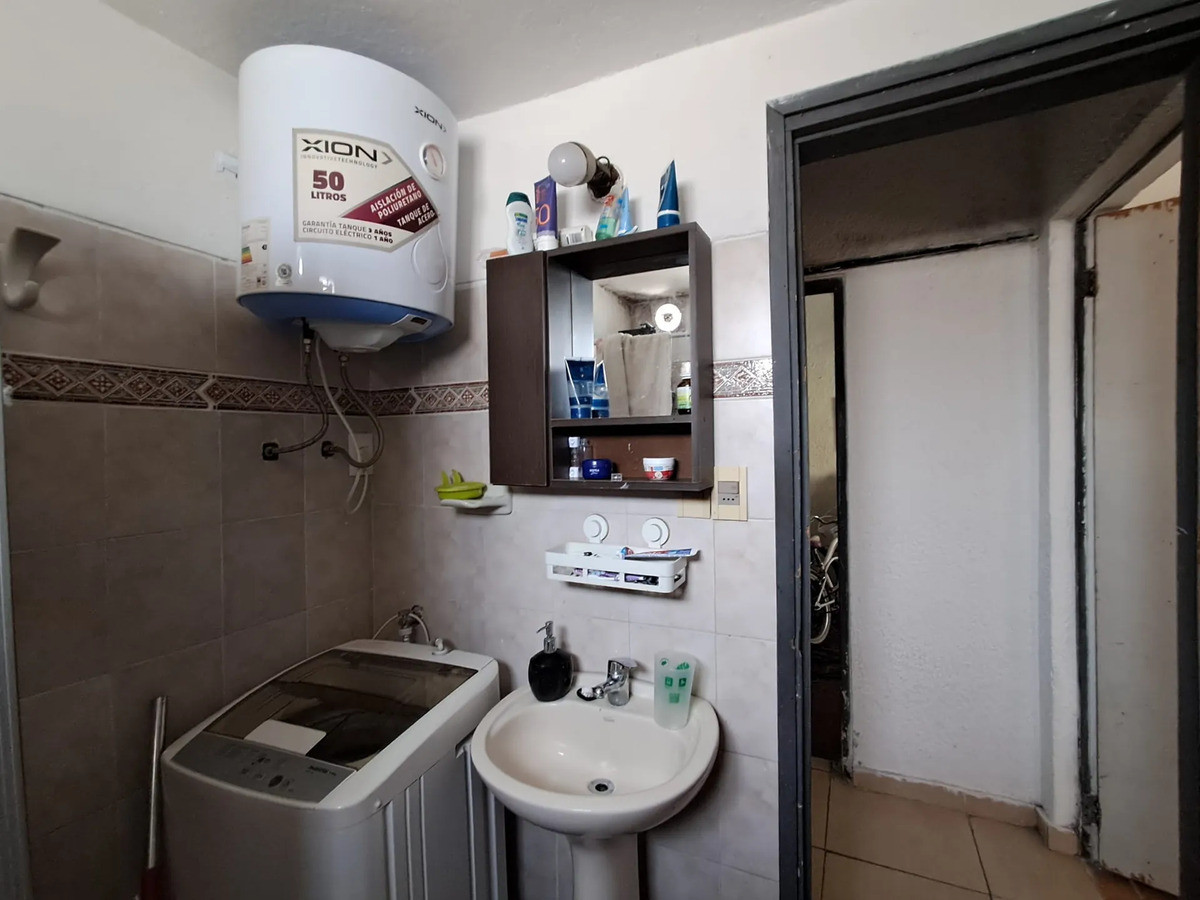 Apartamento ID.13113 - Alquiler Apartamento 2 Dormitorios Pequeño Patio Muy Luminoso Sin Gastos Comunes En Cerrito
