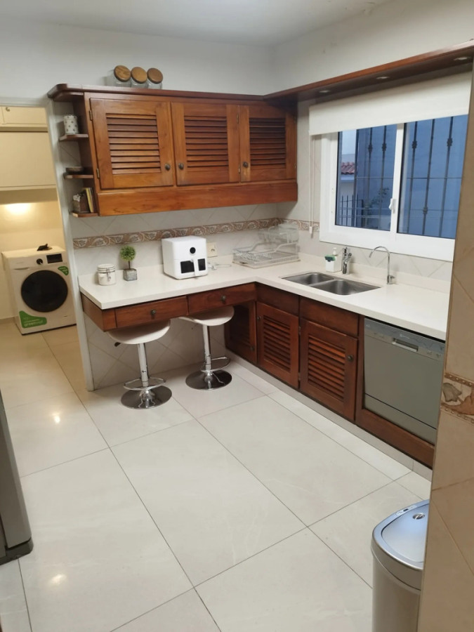 Apartamento ID.12985 - Alquiler Apartamento Amoblado 3 Dormitorios 3 Baños Con Garaje En Pocitos