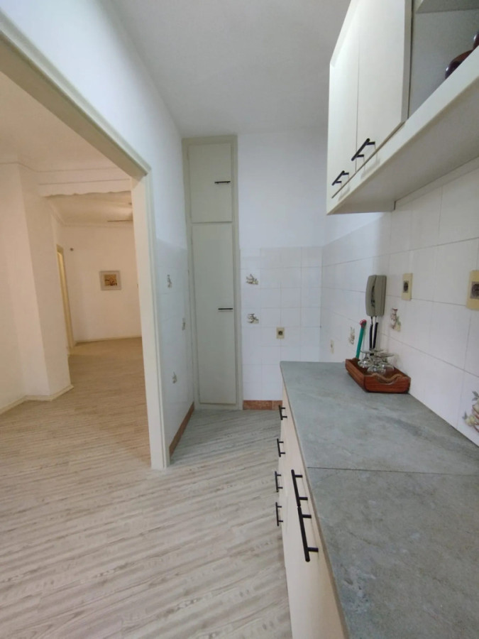 Apartamento ID.13140 - Alquiler Apartamento De 1 Dormitorio Amplio Y Luminoso En Centro