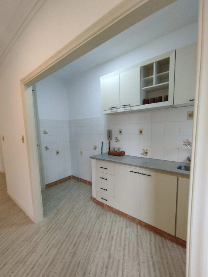 Apartamento ID.13140 - Alquiler Apartamento De 1 Dormitorio Amplio Y Luminoso En Centro