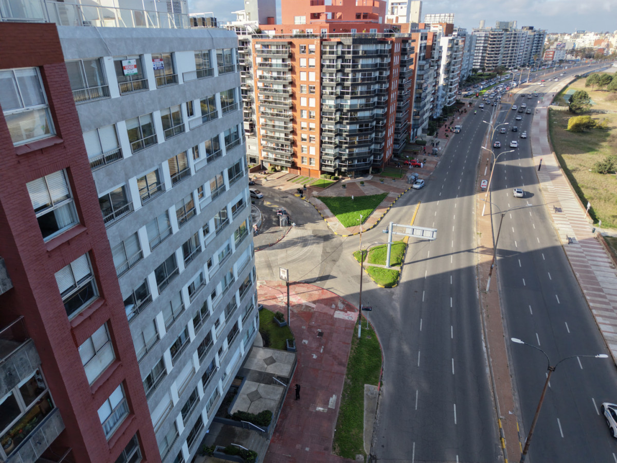 Apartamento ID.13024 - Venta Apartamento De 2 Dormitorios Al Frente Sobre Rambla República De Chile En Malvín