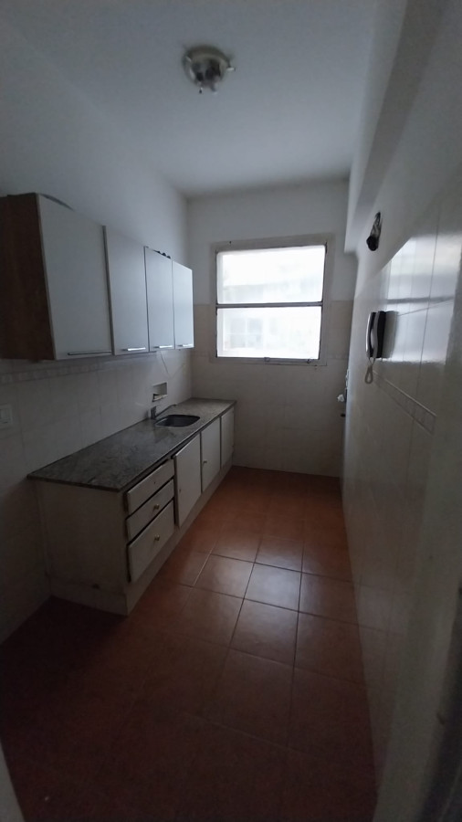 Apartamento ID.1253 - En Alquiler Apartamento En Ciudad Vieja 2 Dormitorios Sobre Plaza Zabala
