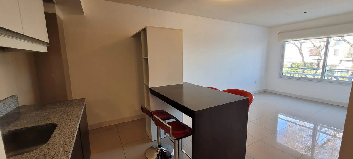 Apartamento ID.13171 - Alquiler Apartamento De 1 Dormitorio Al Frente A 2 Cuadras De La Rambla En Malvin