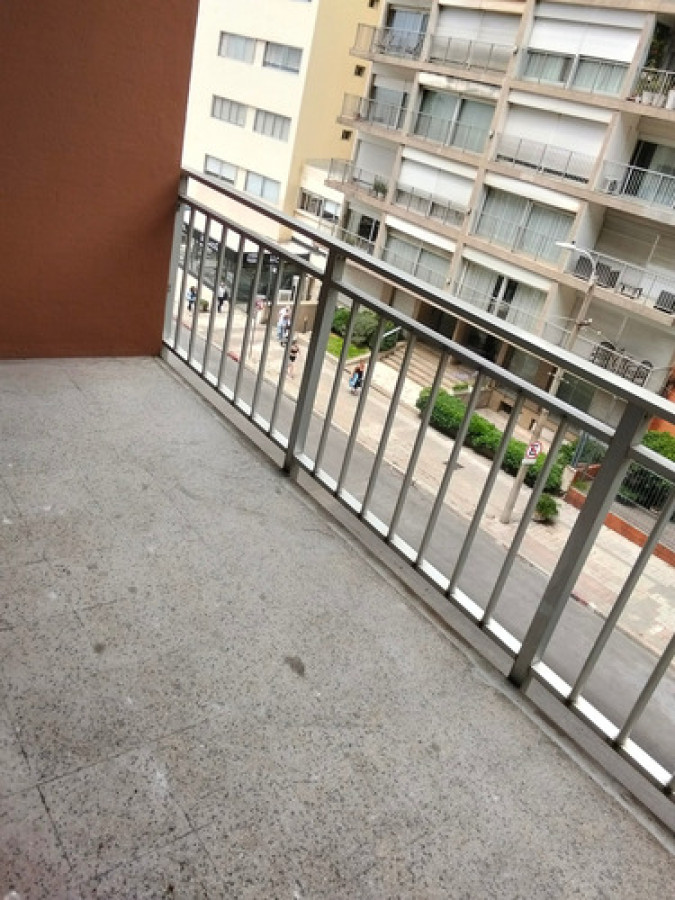 Apartamento ID.11428 - Dueño Venta O Alquiler. 3 Dormitorios Y Servicio. Garage Cómodo. Todo Al Frente. 50 Metros Rambla