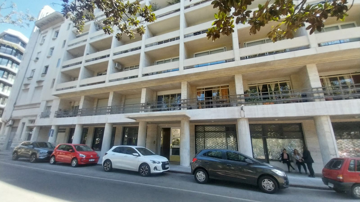 Apartamento ID.11406 - Venta Con Renta Apartamento 2 Dormitorios Contrafrente Muy Luminoso Ciudad Vieja