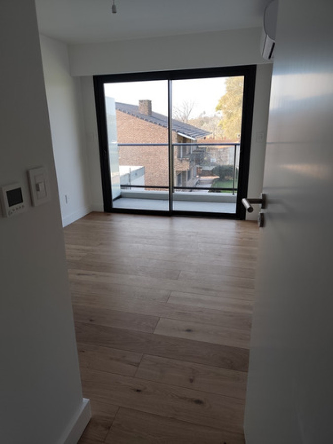 Apartamento ID.10361 - Apartamento Semiamueblado De 1 Dormitorio Con Balcón y Garaje 