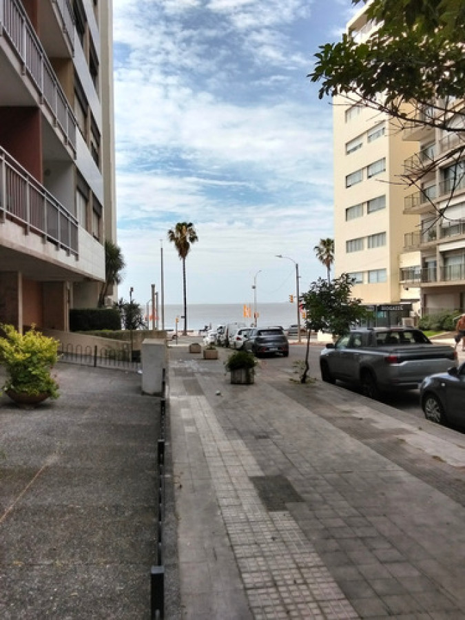 Apartamento ID.11343 - Venta o Alquiler De Apartamento 3 Dormitorios, Balcón , Cochera, Impecable , En Pocitos.