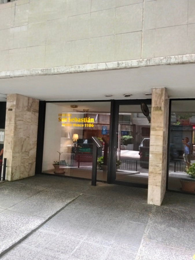 Apartamento ID.11428 - Dueño Venta O Alquiler. 3 Dormitorios Y Servicio. Garage Cómodo. Todo Al Frente. 50 Metros Rambla