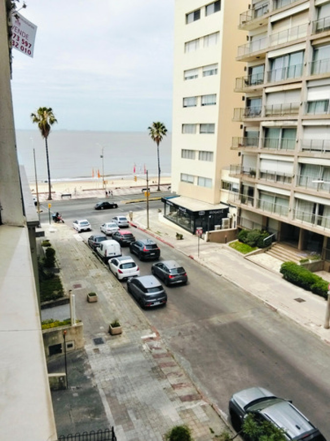 Apartamento ID.11428 - Dueño Venta O Alquiler. 3 Dormitorios Y Servicio. Garage Cómodo. Todo Al Frente. 50 Metros Rambla