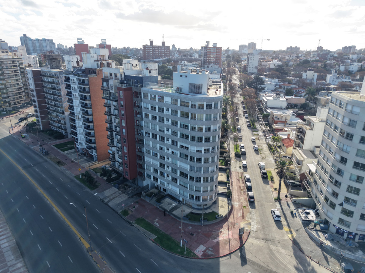 Apartamento ID.13024 - Venta Apartamento De 2 Dormitorios Al Frente Sobre Rambla República De Chile En Malvín