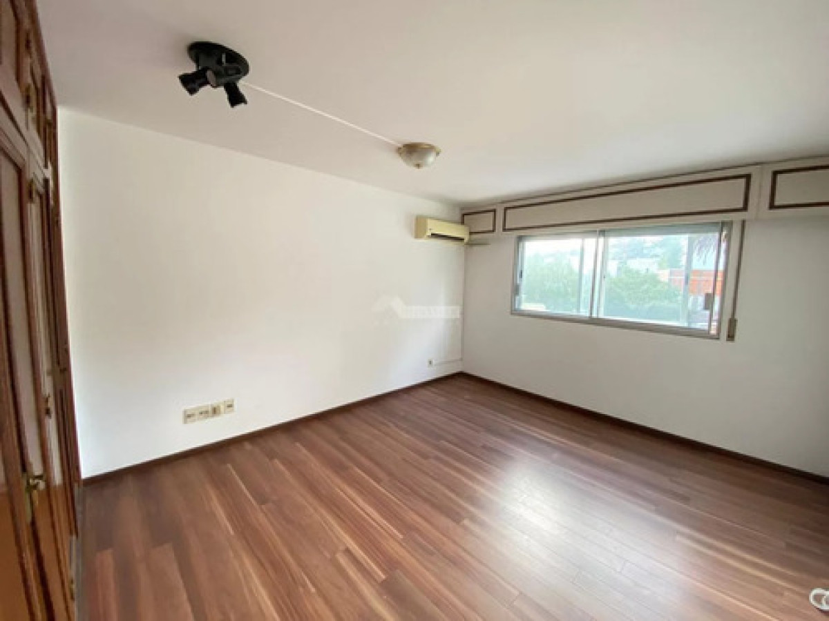 Apartamento ID.11466 - Venta Con Renta Excelente Apartamento 5 Dormitorios 4 Baños Garaje En Punta Carretas