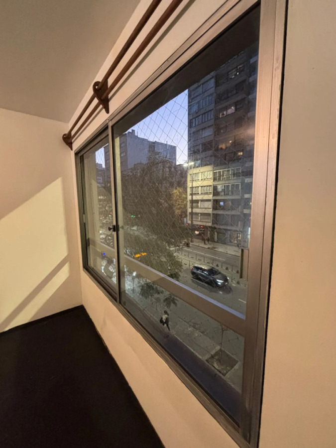 Apartamento ID.12997 - Venta De Monoambiente Con Divisiones Sobre Avenida 18 De Julio En Cordón