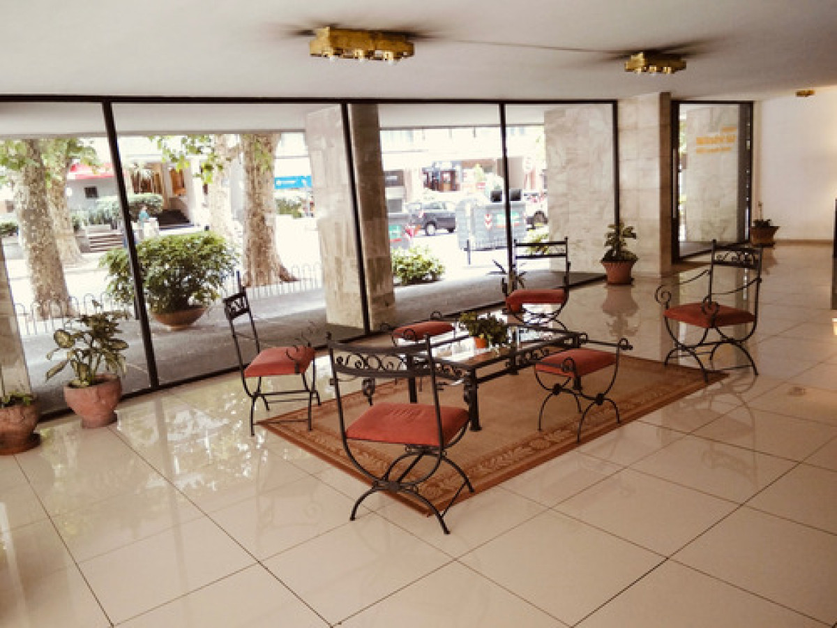 Apartamento ID.11428 - Dueño Venta O Alquiler. 3 Dormitorios Y Servicio. Garage Cómodo. Todo Al Frente. 50 Metros Rambla