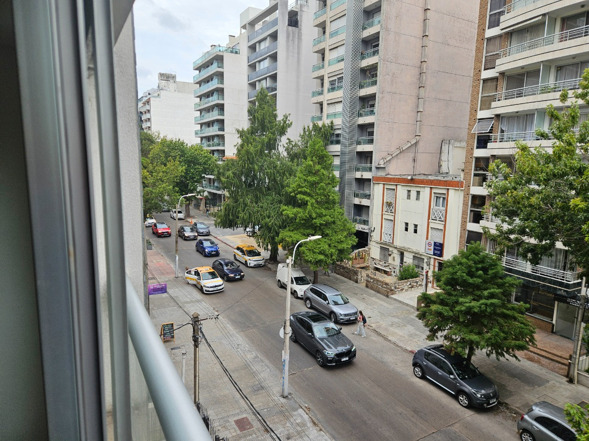 Apartamento ID.8575 - Alquiler Monoambiente En Pleno Pocitos A Pasos De La Rambla