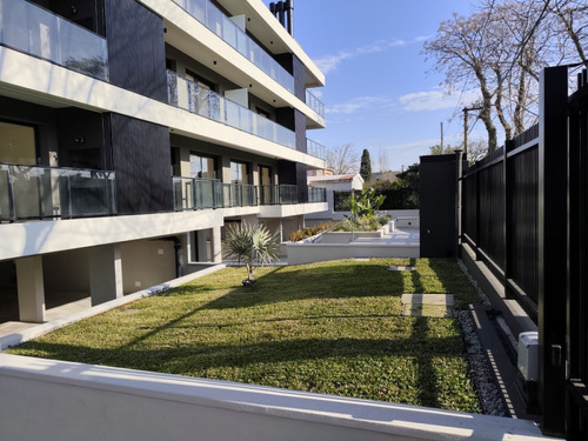 Apartamento ID.10361 - Apartamento Semiamueblado De 1 Dormitorio Con Balcón y Garaje 
