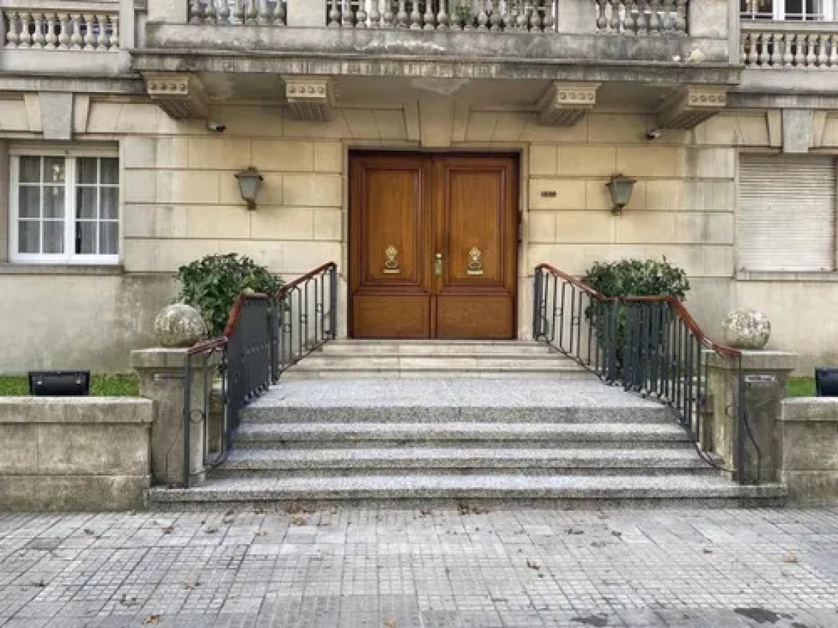 Apartamento ID.11073 - Venta con Renta Hermoso Apartamento De Época De 3 Dormitorios y Balcón