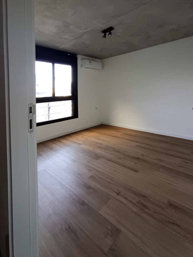 Apartamento ID.13148 - Alquiler Apartamento Nuevo De 1 Dormitorio Con Balcón Contrafrente En Centro