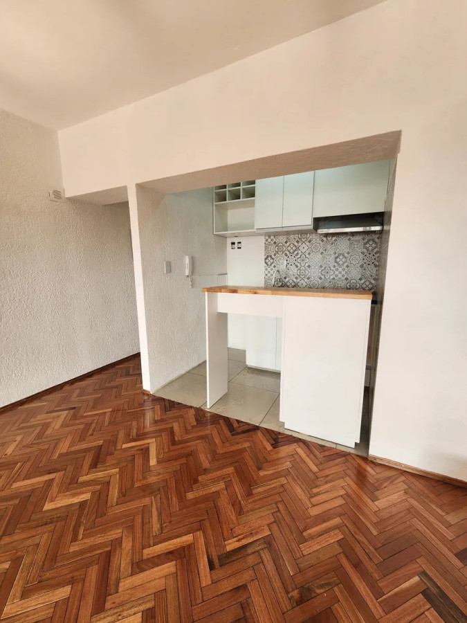 Apartamento ID.10255 - Alquiler Amplio Monoambiente Con Garaje En Centro