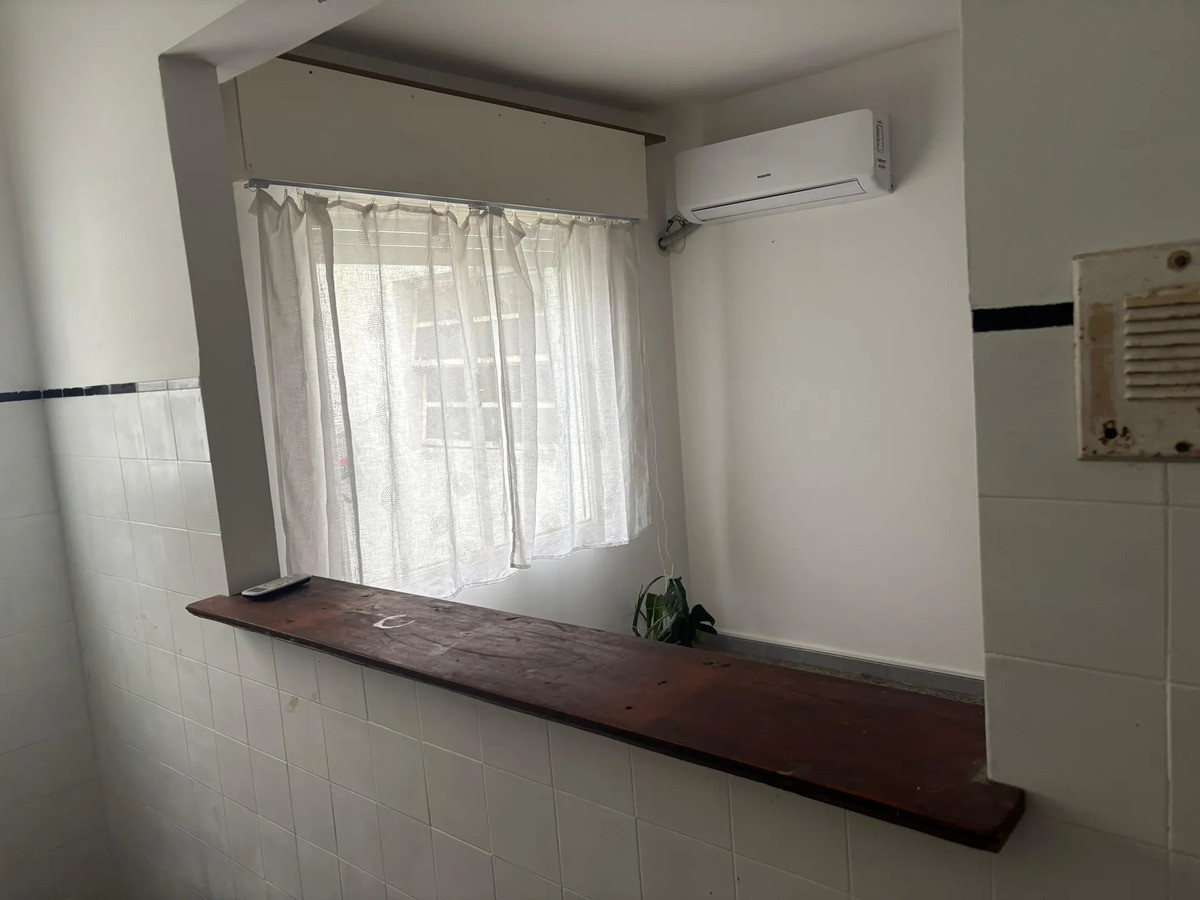 Apartamento ID.12908 - Alquiler Apartamento 1 Dormitorio Muy Luminoso A Una Cuadra La Rambla Gastos Bajos En Ciudad Vieja